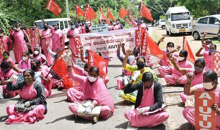 ಕರ್ನಾಟಕ ರಾಜ್ಯ ಸಂಯುಕ್ತ ಆಶಾ ಕಾರ್ಯಕರ್ತೆಯರ ಸಂಘದ ನೇತೃತ್ವದಲ್ಲಿ ಆಶಾ ಕಾರ್ಯಕರ್ತೆಯರು ಜಿಲ್ಲಾಧಿಕಾರಿ ಕಚೇರಿ ಮುಂದೆ ಮಂಗಳವಾರ ಪ್ರತಿಭಟನೆ ನಡೆಸಿದರು