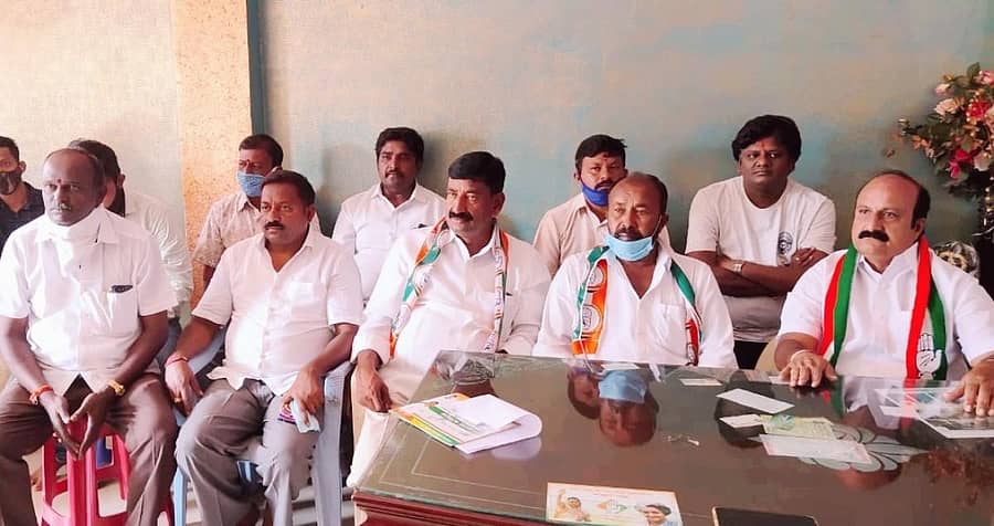 ಸಭೆಯಲ್ಲಿ ಕಾಂಗ್ರೆಸ್ ಜಿಲ್ಲಾ ಘಟಕದ ಅಧ್ಯಕ್ಷ ಕೆ.ಎನ್.ಕೇಶವರೆಡ್ಡಿ ಮಾತನಾಡಿದರು.