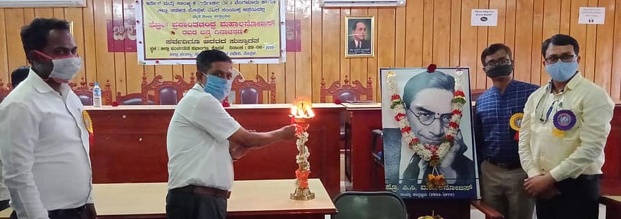 ಕೊಪ್ಪಳದ ಜಿಲ್ಲಾ ಪಂಚಾಯಿತಿಯ ಜೆ.ಎಚ್.ಪಟೇಲ್ ಸಭಾಂಗಣದಲ್ಲಿ ಸೋಮವಾರ ನಡೆದ ಖ್ಯಾತ ಸಂಖ್ಯಾ ಶಾಸ್ತ್ರಜ್ಞ ಪ್ರೊ.ಪಿ.ಸಿ.ಮಹಾಲನೋಬಿಸ್ ಅವರ ಜನ್ಮ ದಿನಾಚರಣೆ ಹಾಗೂ 14ನೇ ಸಾಂಖ್ಯಿಕ ದಿನಾಚರಣೆ ಕಾರ್ಯಕ್ರಮವನ್ನು ಜಿಲ್ಲಾ ಸಂಖ್ಯಾ ಸಂಗ್ರಹಣಾಧಿಕಾರಿ ಕೃಷ್ಣಮೂರ್ತಿ ದೇಸಾಯಿ ಉದ್ಘಾಟಿಸಿದರು