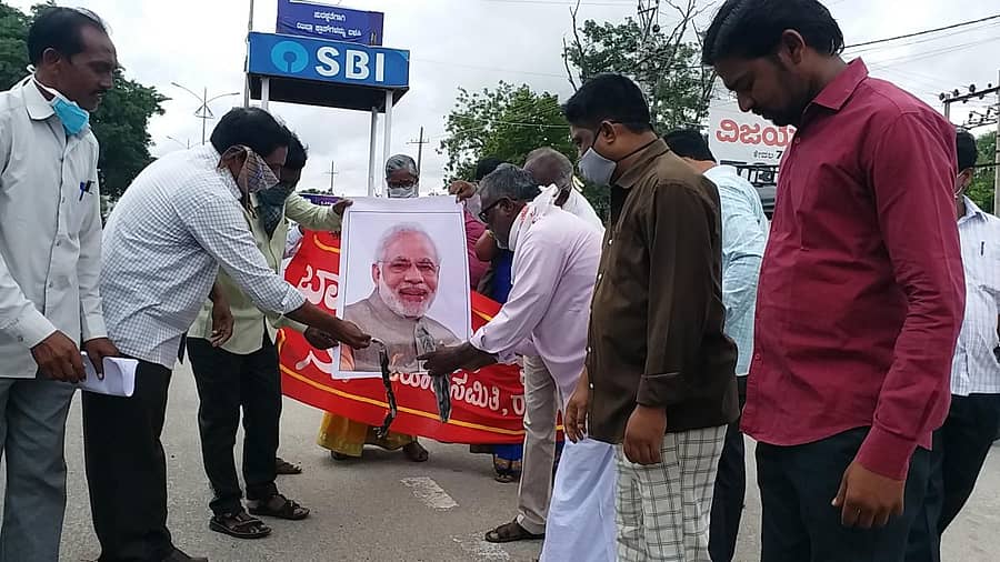ಪೆಟ್ರೋಲ್ ಹಾಗೂ ಡಿಸೆಲ್ ದರ ಏರಿಕೆ ಖಂಡಿಸಿ ಸಿಪಿಐ (ಎಂ) ಪದಾಧಿಕಾರಿಗಳು ಮಂಗಳವಾರ ಜಿಲ್ಲಾಧಿಕಾರಿ ಕಚೇರಿ ಮುಂಭಾಗದಲ್ಲಿ ಪ್ರಧಾನಿ ಮೋದಿಯ ಪ್ರತಿಕೃತ ದಹನ ಮಾಡಿ ಪ್ರತಿಭಟನೆ ನಡೆಸಿದರು.