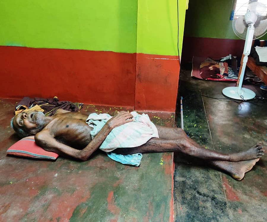 ವೃದ್ಧಾಪ್ಯ ಮತ್ತು ಅನಾರೋಗ್ಯದಿಂದ ಹಾಸಿಗೆ ಹಿಡಿದಿರುವ ನಾಣು ಮೊಗವೀರ.