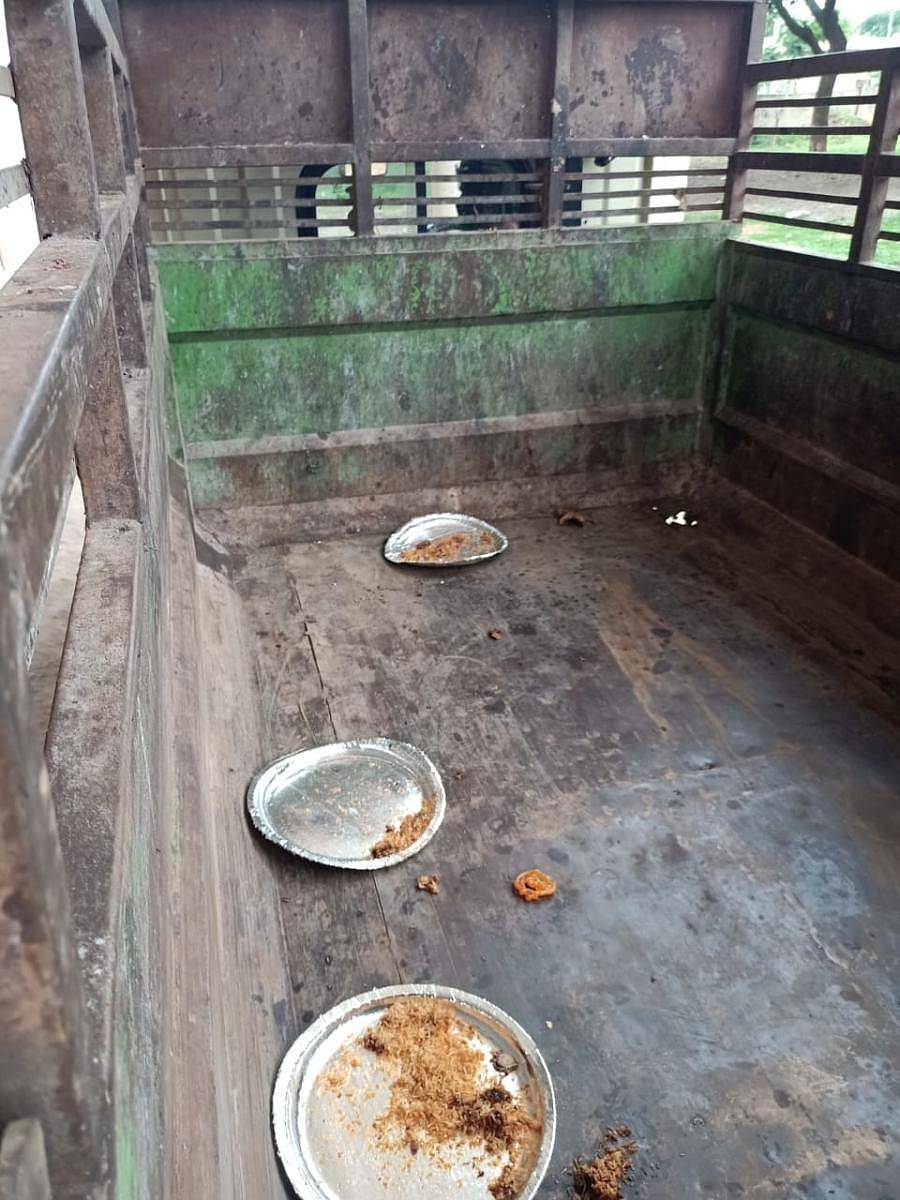 ಬೀದರ್‌ನ ಬಿಸಿಎಂ ವಿದ್ಯಾರ್ಥಿ ವಸತಿ ನಿಲಯದ ಕ್ವಾರಂಟೈನ್‌ ಕೇಂದ್ರಕ್ಕೆ ಆಹಾರ ಪೂರೈಕೆ ಮಾಡಿದ ಕಸದ ಗಾಡಿ