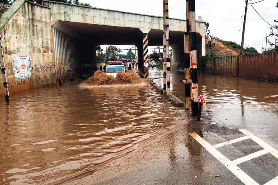 ಶ್ರೀನಿವಾಸಪುರದ ಚಿಂತಾಮಣಿ ರಸ್ತೆಯಲ್ಲಿನ ಕೆಳ ಸೇತುವೆಯಲ್ಲಿ ಮಳೆ ನೀರು ನಿಂತಿತ್ತು