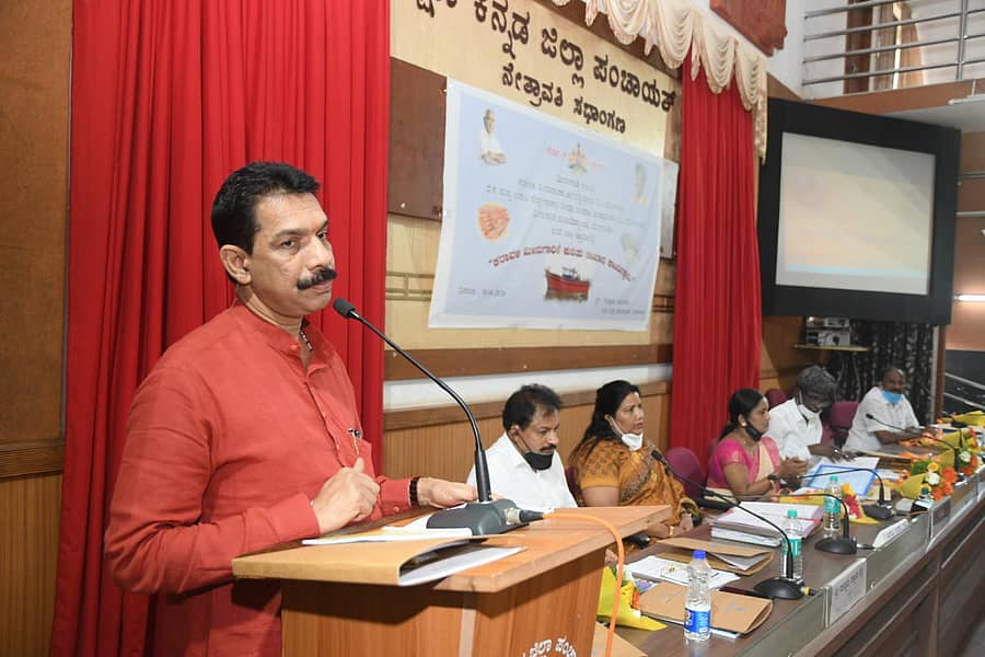 ಮಂಗಳೂರಿನ ಜಿಲ್ಲಾ ಪಂಚಾಯಿತಿ ನೇತ್ರಾವತಿ ಸಭಾಂಗಣದಲ್ಲಿ ಮಂಗಳವಾರ ನಡೆದ ಕರಾವಳಿ ಮೀನುಗಾರಿಕೆ ಕುರಿತ ಸಂವಾದ ಕಾರ್ಯಕ್ರಮದಲ್ಲಿ ಸಂಸದ ನಳಿನ್ಕುಮಾರ್ ಕಟೀಲ್ ಮಾತನಾಡಿದರು.