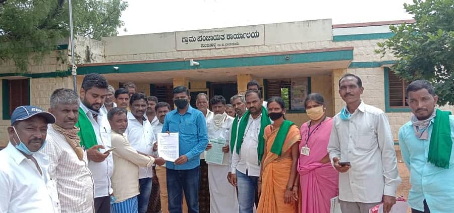 ರಾಯಚೂರು ತಾಲ್ಲೂಕಿನ ಗುಂಜಹಳ್ಳಿ ಗ್ರಾಮ ಪಂಚಾಯಿತಿ ಕಚೇರಿ ಎದುರು ಅಖಿಲ ಭಾರತ ರೈತ ಸಂಘರ್ಷ ಸಮನ್ವಯ ಸಮಿತಿ ಮುಖಂಡರು ಪ್ರತಿಭಟನೆ ನಡೆಸಿದರು