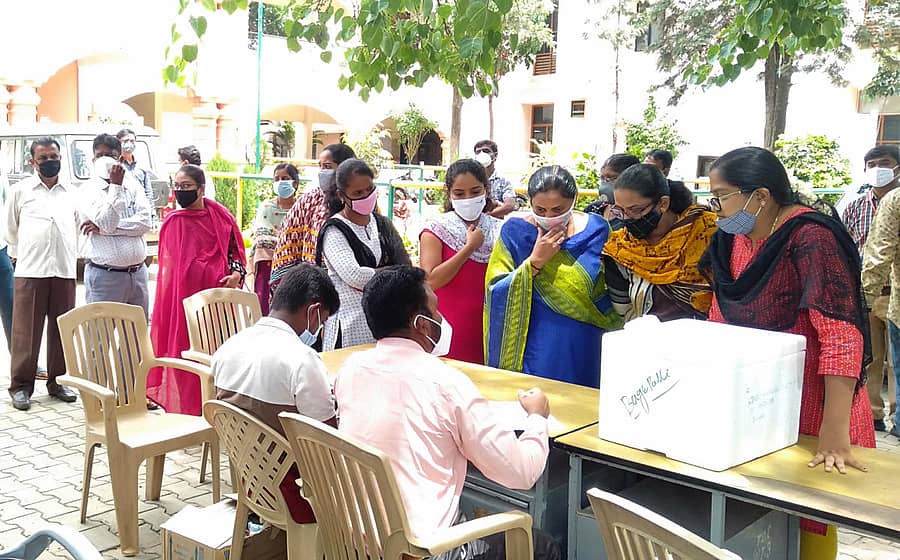 ತಾಲ್ಲೂಕು ಕಚೇರಿಯಲ್ಲಿ ಕೆಲಸ ಮಾಡುವ ನೌಕರರು ಮಂಗಳವಾರ ತಪಾಸಣೆ ಮಾಡಿಸಿಕೊಂಡರು.