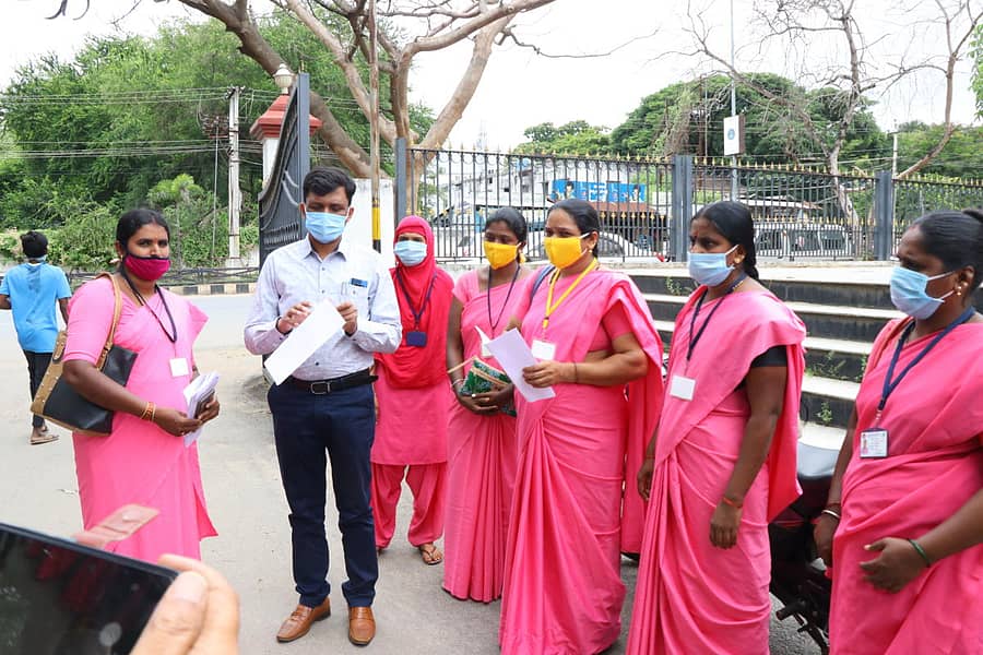 ಶಿವಮೊಗ್ಗದಲ್ಲಿ ಮಂಗಳವಾರ ಆಶಾ ಕಾರ್ಯಕರ್ತೆಯರು ವಿವಿಧ ಬೇಡಿಕೆ ಈಡೇರಿಸಲು ಆಗ್ರಹಿಸಿ ಜಿಲ್ಲಾಡಳಿತಕ್ಕೆ ಮನವಿ ಸಲ್ಲಿಸಿದರು.