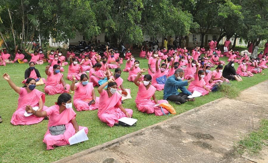 ಆಶಾ ಕಾರ್ಯಕರ್ತರು ಜಿಲ್ಲಾಡಳಿತದ ಮುಂಭಾಗ ಮಂಗಳವಾರ ಪ್ರತಿಭಟನೆ ನಡೆಸಿದರು