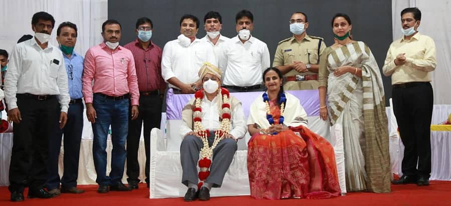 ಬೆಳಗಾವಿಯಲ್ಲಿ ನಿವೃತ್ತ ಜಿಲ್ಲಾಧಿಕಾರಿ ಡಾ.ಎಸ್.ಬಿ. ಬೊಮ್ಮನಹಳ್ಳಿ ದಂಪತಿಯನ್ನು ಮಂಗಳವಾರ ಸತ್ಕರಿಸಲಾಯಿತು