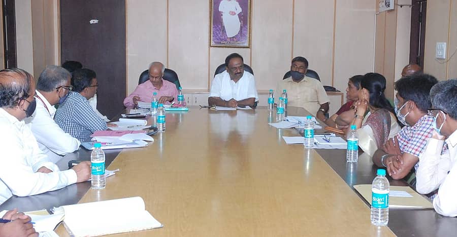 ಕೋಲಾರದಲ್ಲಿ ಮಂಗಳವಾರ ಡಿಸಿಸಿ ಬ್ಯಾಂಕ್ನ ಜಿಲ್ಲಾ ಮಟ್ಟದ ಮೇಲ್ವಿಚಾರಣಾ ಸಮಿತಿಯ ಪ್ರಗತಿ ಪರಿಶೀಲನಾ ಸಭೆ ನಡೆಯಿತು.