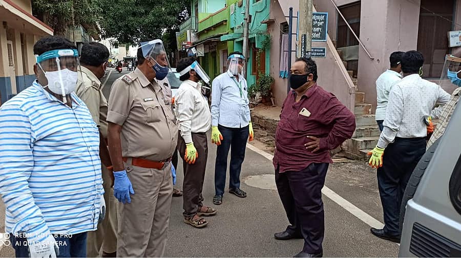 ದೊಡ್ಡಬಳ್ಳಾಪುರದ ಕಲ್ಲುಪೇಟೆಯಲ್ಲಿ ಕಂಟೈನ್ಮೆಂಟ್ ಪ್ರದೇಶದ ಸಿದ್ದತೆ ಮಾಡುತ್ತಿರುವ ನಗರಸಭೆ ಸಿಬ್ಬಂದಿ