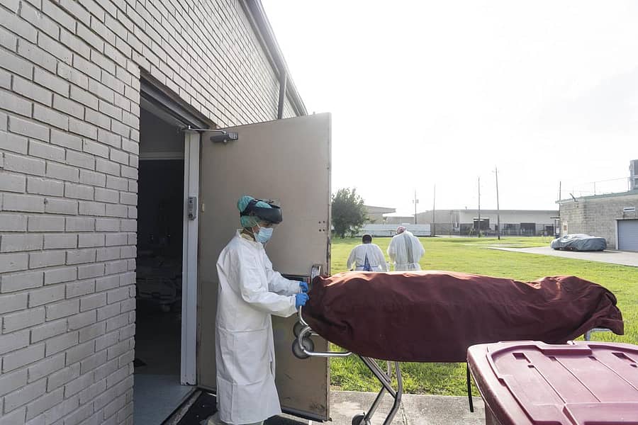 ಕೊರೊನಾ ವೈರಸ್ ಸೋಂಕಿನಿಂದ ಮೃತಪಟ್ಟವರ ಪಾರ್ಥಿವ ಶರೀರವನ್ನು ಅಮೆರಿಕದ ಟೆಕ್ಸಾಸ್ನಲ್ಲಿ ಆಸ್ಪತ್ರೆಯಿಂದ ಹೊರಗೆ ತಂದ ಸಿಬ್ಬಂದಿ.