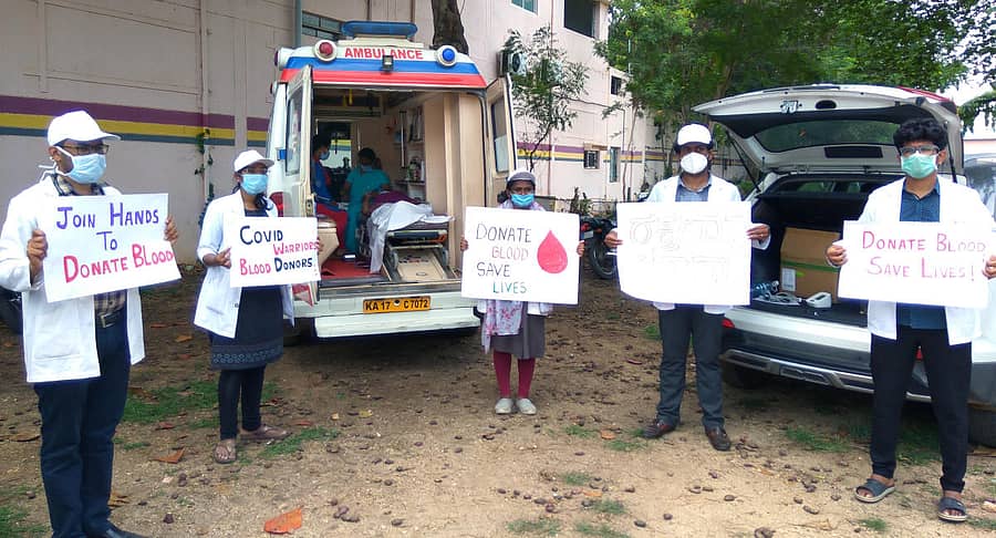 ಹದಿನಾರು ತಿಂಗಳಿಂದ ಬಾಕಿ ಇರುವ ಶಿಷ್ಯ ವೇತನ ಪಡೆಯಲು ದಾವಣಗೆರೆಯ ಜೆ.ಜೆ.ಎಂ. ವೈದ್ಯಕೀಯ ಕಾಲೇಜಿನ ವೈದ್ಯ ವಿದ್ಯಾರ್ಥಿಗಳು ಆರಂಭಿಸಿರುವ ಪ್ರತಿಭಟನೆಯ ಭಾಗವಾಗಿ ಬುಧವಾರ ರಕ್ತದಾನ ಮಾಡಿ ಗಮನ ಸೆಳೆದರು.