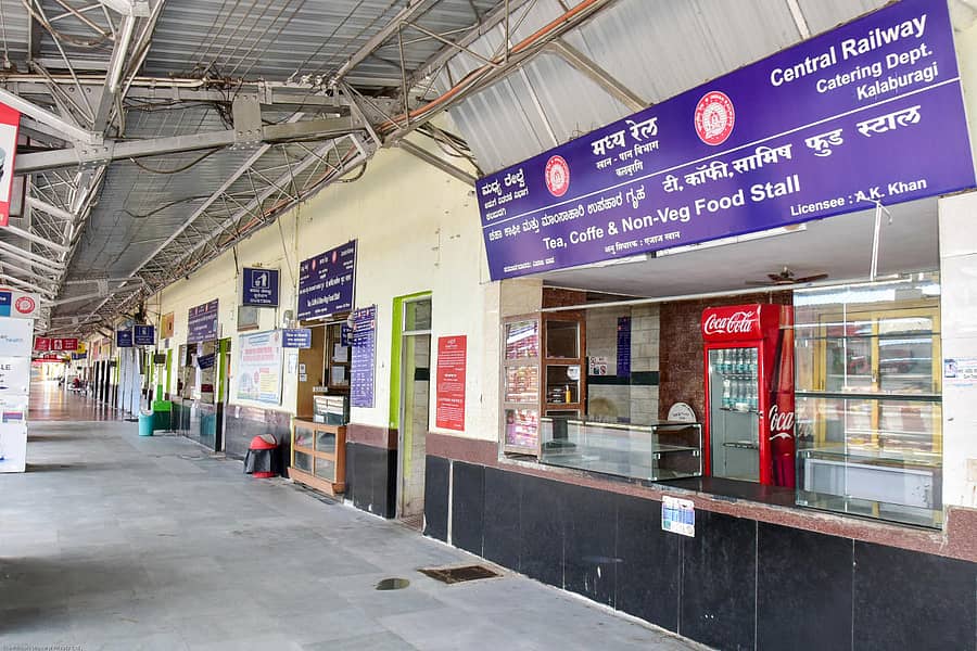 ಕಲಬುರ್ಗಿ ರೈಲು ನಿಲ್ದಾಣದ ಆವರಣದಲ್ಲಿ ಮುಚ್ಚಿರುವ ಹೋಟೆಲ್