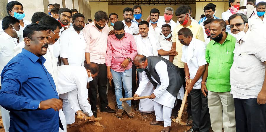 ಹೊಳಲ್ಕೆರೆಯಲ್ಲಿ ಬುಧವಾರ ಮಾಜಿ ಸಚಿವ ಎಚ್. ಆಂಜನೇಯ ಡಾ.ಬಿ.ಆರ್.ಅಂಬೇಡ್ಕರ್ ಬಯಲು ರಂಗಮಂದಿರ ಕಾಮಗಾರಿಯ ಗುಂಡಿಗೆ ಮಣ್ಣು ಹಾಕುವ ಮೂಲಕ ಪ್ರತಿಭಟನೆ ನಡೆಸಿದರು. ಮಾಜಿ ಶಾಸಕ ಎ.ವಿ.ಉಮಾಪತಿ ಇದ್ದರು.