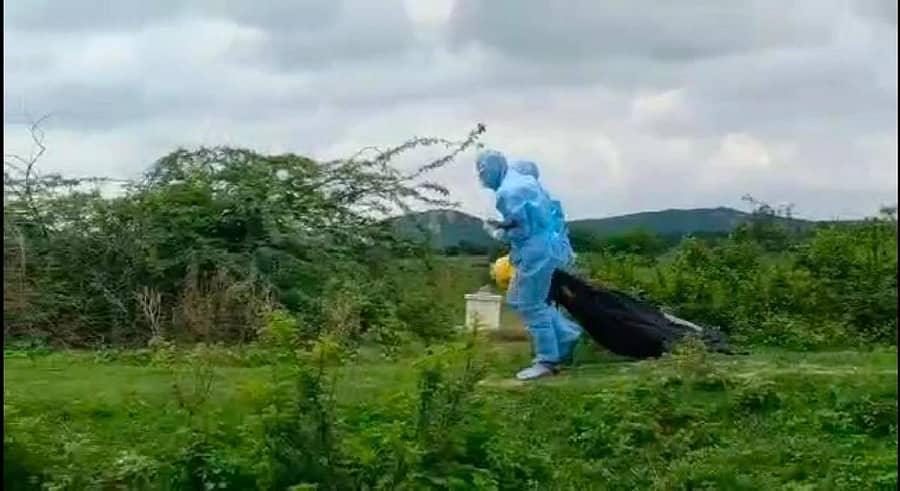 ಕೋವಿಡ್‌ನಿಂದ ಮೃತಪಟ್ಟ ವ್ಯಕ್ತಿಯ ಶವವನ್ನು ಯಾದಗಿರಿ ತಾಲ್ಲೂಕಿನ ಹೊನಗೇರಾದಲ್ಲಿ ಕಟ್ಟಿಗೆಗೆ ಕಟ್ಟಿ ಎಳೆದೊಯ್ದ ಸಿಬ್ಬಂದಿ