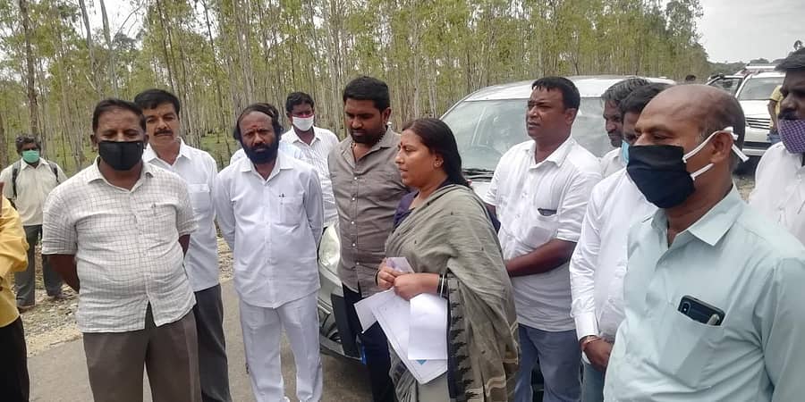 ಕೆಜಿಎಫ್ ಹೊರವಲಯದ ಅಜ್ಜಪಲ್ಲಿ ಗ್ರಾಮದ ಬಳಿ ಕೈಗಾರಿಕೆ ಅಭಿವೃದ್ಧಿಗೆ ಬಳಸಿಕೊಳ್ಳಬಹುದಾದ ಸ್ಥಳವನ್ನು ಶಾಸಕಿ ಎಂ. ರೂಪಕಲಾ ಬುಧವಾರ ವೀಕ್ಷಿಸಿದರು. ತಹಶೀಲ್ದಾರ್ ಕೆ.ರಮೇಶ್ ಇದ್ದರು