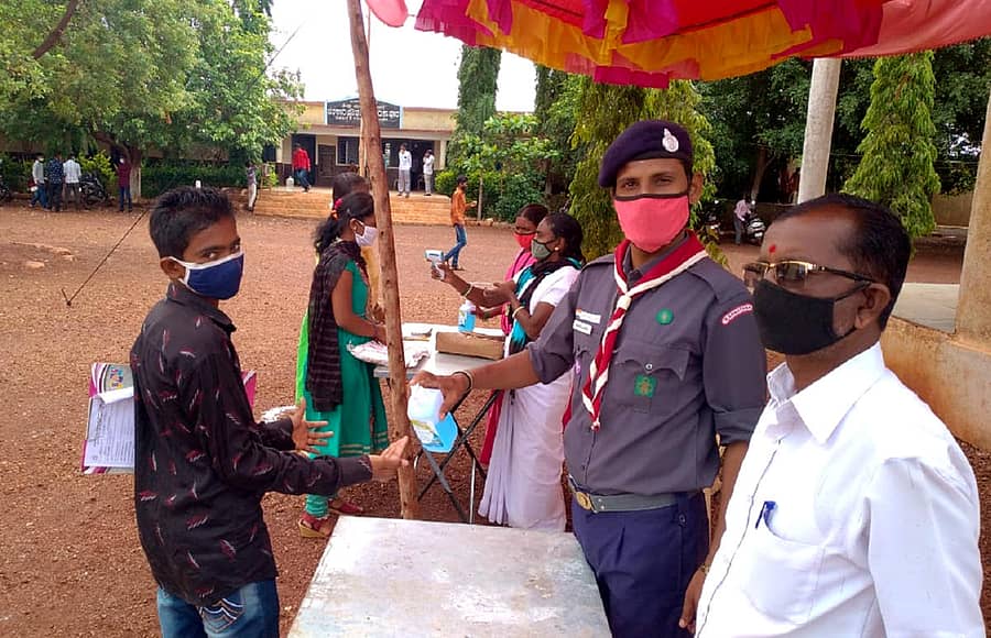 ಬಸವಕಲ್ಯಾಣ ತಾಲ್ಲೂಕಿನ ಚಂಡಕಾಪುರ ಪ್ರೌಢಶಾಲೆಯ ಎಸ್ಸೆಸ್ಸೆಲ್ಸಿ ಪರೀಕ್ಷಾ ಕೇಂದ್ರದಲ್ಲಿ ಜ್ವರ ತಪಾಸಣೆ ನಡೆಸಿ ವಿದ್ಯಾರ್ಥಿಗಳನ್ನು ಒಳ ಬಿಡಲಾಯಿತು. ಬಿಇಒ ಚನ್ನಬಸಪ್ಪ ಹಳ್ಳದ್ ಇದ್ದರು