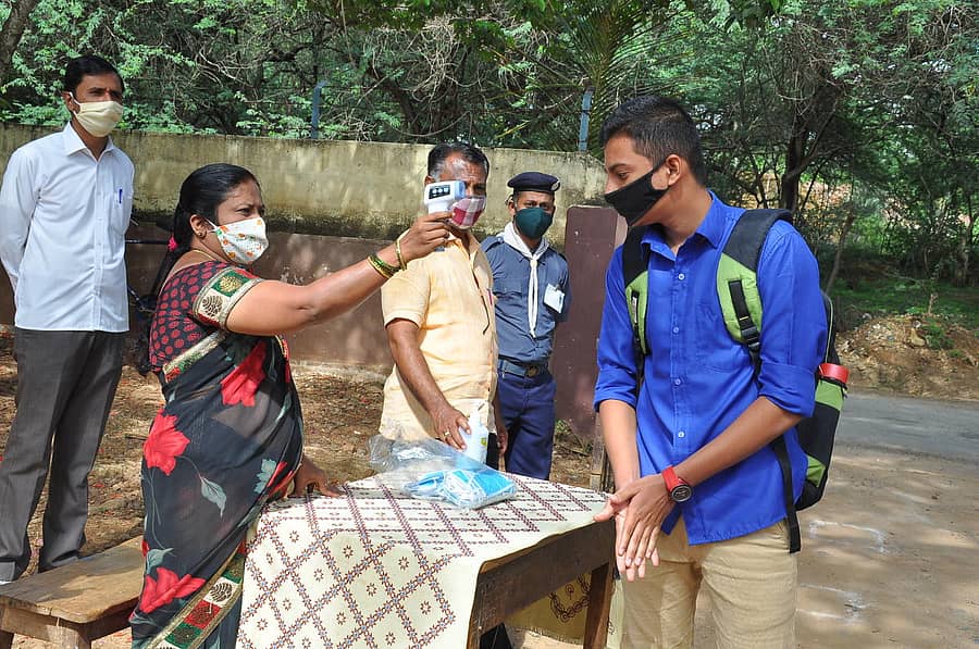 ಹಾವೇರಿ ನಗರದ ಎಸ್ಸೆಸ್ಸೆಲ್ಸಿ ಪರೀಕ್ಷಾ ಕೇಂದ್ರಕ್ಕೆ ಬುಧವಾರ ಬಂದ ವಿದ್ಯಾರ್ಥಿಯನ್ನು ಆರೋಗ್ಯ ತಪಾಸಣೆ ಮಾಡಲಾಯಿತು  –ಪ್ರಜಾವಾಣಿ ಚಿತ್ರ 
