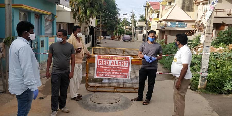 ಚಿಕ್ಕಬಳ್ಳಾಪುರದಲ್ಲಿ ಬುಧವಾರ ನಗರಸಭೆ ಸಿಬ್ಬಂದಿ ಸೋಂಕಿತರ ಮನೆ ಪ್ರದೇಶಗಳನ್ನು ಸೀಲ್‌ಡೌನ್‌ ಮಾಡಿದರು.