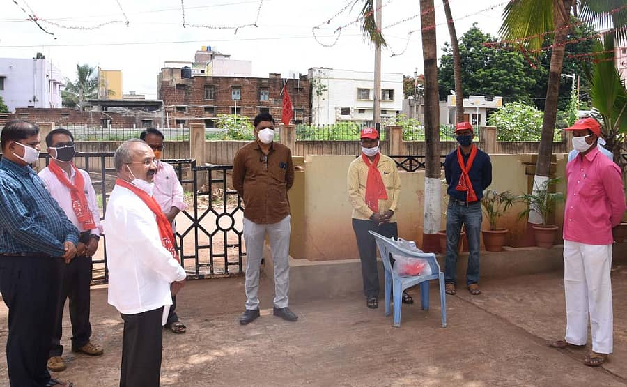 ಬೀದರ್ನ ಭಾರತೀಯ ಜೀವ ವಿಮಾ ನಿಗಮದ ಶಾಖಾ ಕಚೇರಿಯಲ್ಲಿ ಬುಧವಾರ ನಡೆದ ಅಖಿಲ ಭಾರತ ವಿಮಾ ನೌಕರರ ಸಂಘದ 67ನೇ ವಾರ್ಷಿಕೋತ್ಸವ ಕಾರ್ಯಕ್ರಮದಲ್ಲಿ ಬಸವರಾಜ ಮಾಳಗೆ ಮಾತನಾಡಿದರು