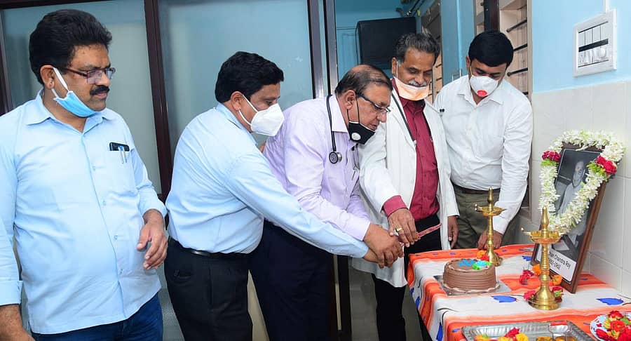 ವೈದ್ಯರ ದಿನಾಚರಣೆ ಅಂಗವಾಗಿ ಜಿಲ್ಲಾಸ್ಪತ್ರೆಯಲ್ಲಿ ಬುಧವಾರ ವೈದ್ಯರು ಕೇಕ್ ಕತ್ತರಿಸಿದರು