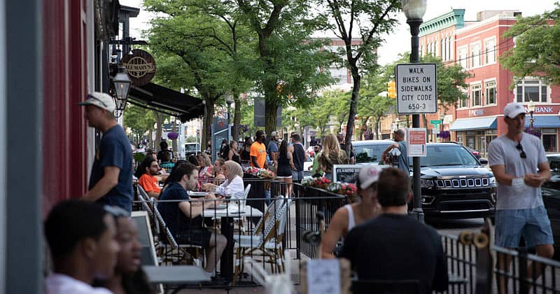 ಅಮೆರಿಕದ ಮಿಷಿಗನ್ನ ರಾಯಲ್ ಓಕ್ನಲ್ಲಿ ರೆಸ್ಟೊರೆಂಟ್ಗಳಲ್ಲಿ ಸೇರಿರುವ ಜನ–ರಾಯಿಟರ್ಸ್ ಚಿತ್ರ