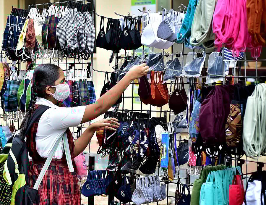 ಕೋವಿಡ್ –19 ಹೆಚ್ಚುತ್ತಿರುವ ಹಿನ್ನೆಲೆಯಲ್ಲಿ ನಗರದ ಗವಿಪುರ ವೃತ್ತದಲ್ಲಿ ವಿದ್ಯಾರ್ಥಿನಿಯೊಬ್ಬರು ಮುಖಗವಸು ಖರೀದಿ ಮಾಡುತ್ತಿರುವ ದೃಶ್ಯ ಕಂಡುಬಂತು --- –ಪ್ರಜಾವಾಣಿ ಚಿತ್ರ