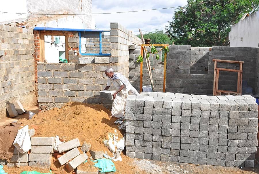 ಹಾವೇರಿ ತಾಲ್ಲೂಕು ನಾಗನೂರು ಗ್ರಾಮದಲ್ಲಿ ನೆರೆಯಿಂದ ಹಾನಿಯಾದ ಮನೆಯ ಪುನರ್‌ ನಿರ್ಮಾಣ ಕಾಮಗಾರಿ ಅಪೂರ್ಣಗೊಂಡಿದೆ –ಪ್ರಜಾವಾಣಿ ಚಿತ್ರ