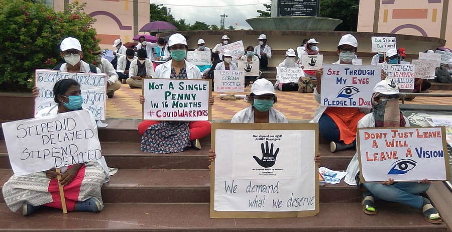 ಶಿಷ್ಯವೇತನ ಬಿಡುಗಡೆಗೆ ಒತ್ತಾಯಿಸಿ ದಾವಣಗೆರೆಯ ಜಯದೇವ ವೃತ್ತದಲ್ಲಿ ಜೆ.ಜೆ.ಎಂ. ವೈದ್ಯಕೀಯ ಕಾಲೇಜಿನ ವೈದ್ಯ ವಿದ್ಯಾರ್ಥಿಗಳು ಗುರುವಾರವೂ ಪ್ರತಿಭಟನೆ ನಡೆಸಿದರು.