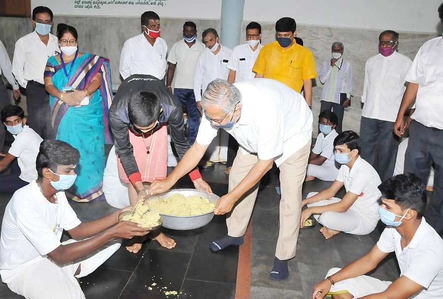 ಸಿದ್ಧಗಂಗಾ ಮಠದಲ್ಲಿ ಸಚಿವ ಎಸ್.ಸುರೇಶ್ ಕುಮಾರ್ ವಿದ್ಯಾರ್ಥಿಗಳಿಗೆ ಉಪಾಹಾರ ಬಡಿಸಿದರು