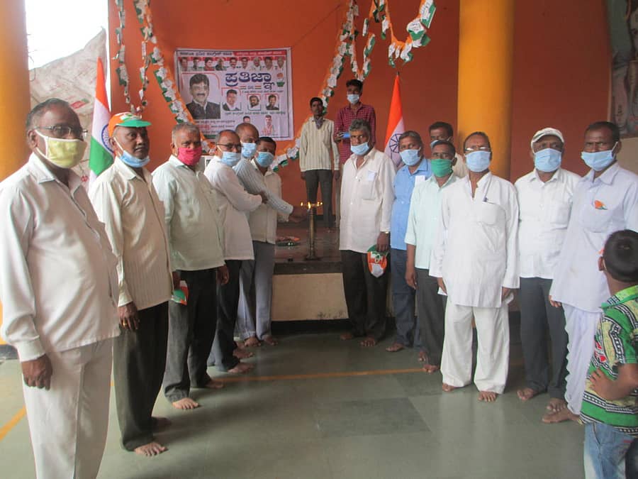 ಪರಮಾನಂದವಾಡಿಯಲ್ಲಿ ಬುಧವಾರ ನಡೆದ ‘ಪ್ರತಿಜ್ಞೆ’ ಕಾರ್ಯಕ್ರಮದಲ್ಲಿ ಮುಖಂಡರು ಹಾಗೂ ಕಾರ್ಯಕರ್ತರು ಪಾಲ್ಗೊಂಡಿದ್ದರು