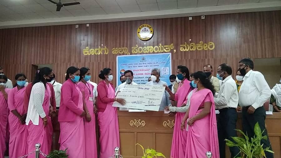 ಜಿಲ್ಲಾ ಪಂಚಾಯಿತಿ ಸಭಾಂಗಣದಲ್ಲಿ ಗುರುವಾರ ನಡೆದ ಕಾರ್ಯಕ್ರಮದಲ್ಲಿ ಆಶಾ ಕಾರ್ಯಕರ್ತೆಯರಿಗೆ ಸಚಿವ ಎಸ್‌.ಟಿ. ಸೋಮಶೇಖರ್‌ ಪ್ರೋತ್ಸಾಹಧನ ಚೆಕ್‌ ವಿತರಣೆ ಮಾಡಿದರು