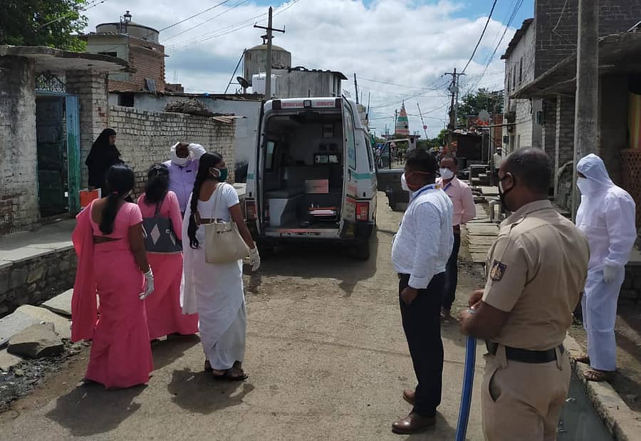 ಕಮಲನಗರದಿಂದ ಕೋವಿಡ್ 19 ಸೋಂಕಿತರನ್ನು ಆಂಬುಲನ್ಸ್ನಲ್ಲಿ ಬ್ರಿಮ್ಸ್ ಆಸ್ಪತ್ರೆಗೆ ಕರೆ ತರಲಾಯಿತು