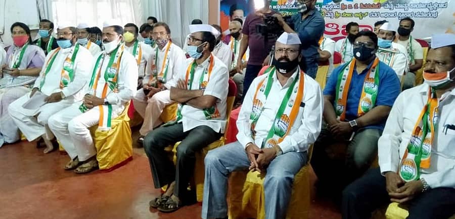 ಶಿರಸಿಯ ಕಾಂಗ್ರೆಸ್ ಕಚೇರಿಯಲ್ಲಿ ಪಕ್ಷದ ಪದಾಧಿಕಾರಿಗಳು ಎಲ್ಇಡಿ ಪರದೆಯಲ್ಲಿ ಕೆಪಿಸಿಸಿ ಅಧ್ಯಕ್ಷರ ಪದಗ್ರಹಣ ಕಾರ್ಯಕ್ರಮ ವೀಕ್ಷಿಸಿದರು