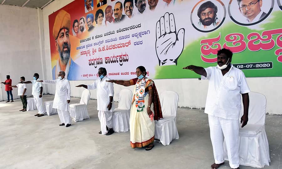 ಕೆಪಿಸಿಸಿ ಅದ್ಯಕ್ಷರಾಗಿ ಡಿ.ಕೆ. ಶಿವಕುಮಾರ್‌ ಅವರು ಪದಗ್ರಹಣ ಮಾಡಿದ ನಿಮಿತ್ತ ಪಕ್ಷದ ಮುಖಂಡ ಯಂಕಣ್ಣ ಯಾದವ ಅವರು ರಾಯಚೂರಿನಲ್ಲಿ ಹೋಟೆಲ್‌ ಬೃಂದಾವನ ಬಯಲು ಸಭಾಂಗಣದಲ್ಲಿ ಗುರುವಾರ ಏರ್ಪಡಿಸಿದ್ದ ಕಾರ್ಯಕ್ರಮದಲ್ಲಿ ಕಾರ್ಯಕರ್ತರೆಲ್ಲರೂ ಪ್ರತಿಜ್ಞಾ ವಿಧಿ ಸ್ವೀಕರಿಸಿದರು