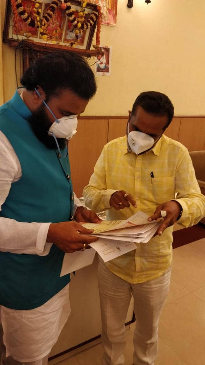 ಚಿಕ್ಕೋಡಿಯಲ್ಲಿ ಕೊರೊನಾ ಪರೀಕ್ಷಾ ಪ್ರಯೋಗಾಲಯ ಸ್ಥಾಪಿಸುವಂತೆ ಆಗ್ರಹಿಸಿ ಶಾಸಕ ಗಣೇಶ ಹುಕ್ಕೇರಿ ಗುರುವಾರ ಬೆಂಗಳೂರಿನಲ್ಲಿ ಆರೋಗ್ಯ ಸಚಿವ ಬಿ. ಶ್ರೀರಾಮುಲು ಅವರಿಗೆ ಗುರುವಾರ ಮನವಿ ಸಲ್ಲಿಸಿದರು