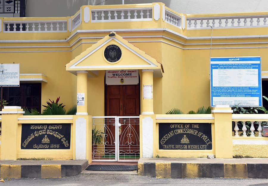 ಮೈಸೂರು ನಗರ ಸಂಚಾರ ವಿಭಾಗದ ಎಸಿಪಿ ಕಚೇರಿಯನ್ನು ಗುರುವಾರ ಸೀಲ್ಡೌನ್ ಮಾಡಲಾಯಿತು