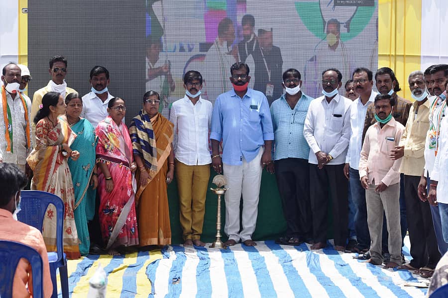 ಯಾದಗಿರಿ ನಗರದ ವಾರ್ಡ್ ಸಂಖ್ಯೆ 23ರಲ್ಲಿನ ವೀರಶೈವ ಕಲ್ಯಾಣ ಮಂಟಪ ಹತ್ತಿರದ ಬಯಲು ವೇದಿಕೆ ಬಳಿ ಎಲ್‌ಇಡಿ ಪರದೆಯ ವ್ಯವಸ್ಥೆ ಮಾಡಲಾಗಿತ್ತು