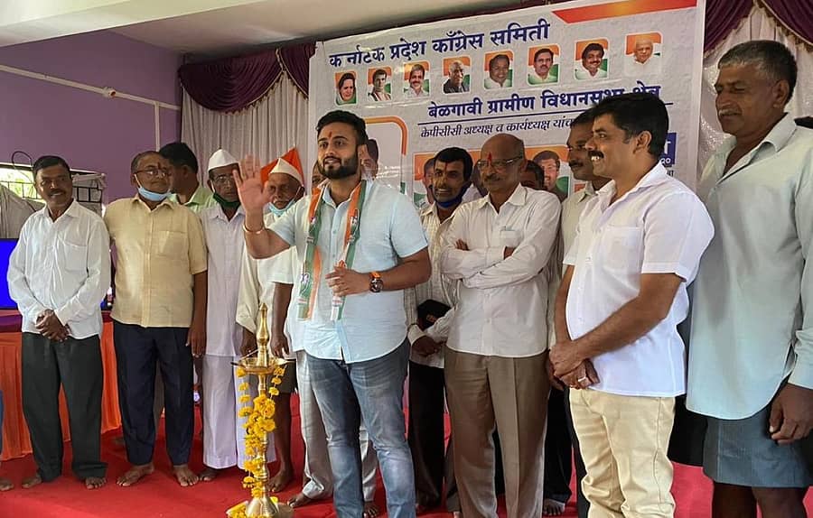 ಕಾರ್ಯಕ್ರಮ ಆರಂಭವಾಗುವುದಕ್ಕೆ ಮುಂಚೆ ಕಾಂಗ್ರೆಸ್ ಮುಖಂಡ ಮೃಣಾಲ್ ಹೆಬ್ಬಾಳಕರ ಮಾತನಾಡಿದರು