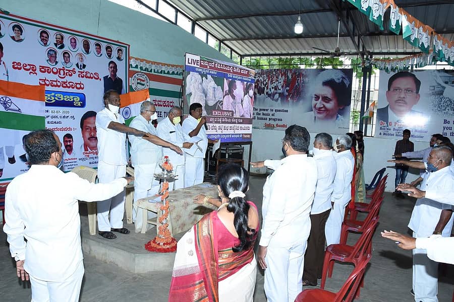 ಜಿಲ್ಲಾ ಕಾಂಗ್ರೆಸ್ ಕಚೇರಿಯಲ್ಲಿ ನಡೆದ ಪದಗ್ರಹಣ ಕಾರ್ಯಕ್ರಮ ವೀಕ್ಷಣೆಯಲ್ಲಿ ಪಕ್ಷದ ಮುಖಂಡರು ಪ್ರತಿಜ್ಞಾ ವಿಧಿ ಸ್ವೀಕರಿಸಿದರು