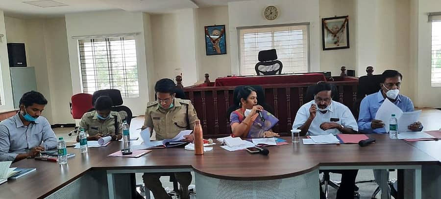 ಜಿಲ್ಲಾಧಿಕಾರಿ ಸಿ.ಸತ್ಯಭಾಮ ಕೋಲಾರದಲ್ಲಿ ಗುರುವಾರ ಜಿಲ್ಲಾ ಜಾಗೃತಿ ಸಮಿತಿ ಸಭೆ ನಡೆಸಿದರು.