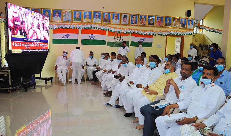 ವಿಜಯಪುರ ಜಿಲ್ಲಾ ಕಾಂಗ್ರೆಸ್ ಕಾರ್ಯಾಲಯದಲ್ಲಿ ಗುರುವಾರ ಮುಖಂಡರು, ಕಾರ್ಯಕರ್ತರು ಕೆಪಿಸಿಸಿ ನೂತನ ಪದಾಧಿಕಾರಿಗಳ ಪದಗ್ರಹಣ ಕಾರ್ಯಕ್ರಮದ ಆನ್ಲೈನ್ ನೇರ ಪ್ರಸಾರವನ್ನು ವೀಕ್ಷಿಸಿದರು–ಪ್ರಜಾವಾಣಿ ಚಿತ್ರ