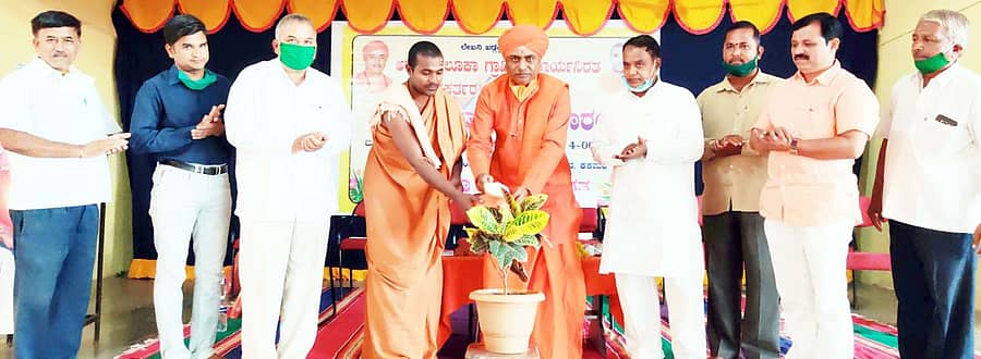 ಕಕಮರಿಯ ರಾಯಲಿಂಗೇಶ್ವರ ಸಂಸ್ಥಾನ ಮಠದಲ್ಲಿ ನಡೆದ ಪತ್ರಿಕಾ ಮತ್ತು ವೈದ್ಯರ ದಿನಾಚರಣೆ ಕಾರ್ಯಕ್ರಮವನ್ನು ಅಭಿನವ ಗುರುಲಿಂಗ ಜಂಗಮ ಮಹಾರಾಜ ಮತ್ತು ಆತ್ಮಾರಾಮ ಸ್ವಾಮೀಜಿ ಉದ್ಘಾಟಿಸಿದರು