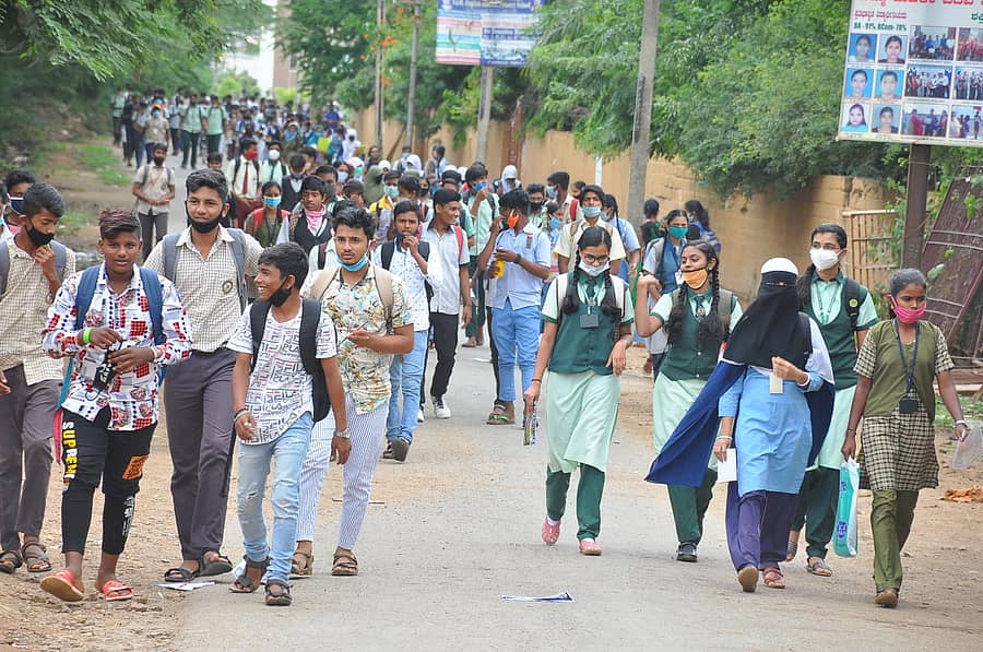 ಹಾವೇರಿ ನಗರದಲ್ಲಿ ಗುರುವಾರ ಎಸ್ಸೆಸ್ಸೆಲ್ಸಿ ಪರೀಕ್ಷಾ ಕೇಂದ್ರದಿಂದ ಹೊರಬಂದ ವಿದ್ಯಾರ್ಥಿಗಳ ದೃಶ್ಯ 