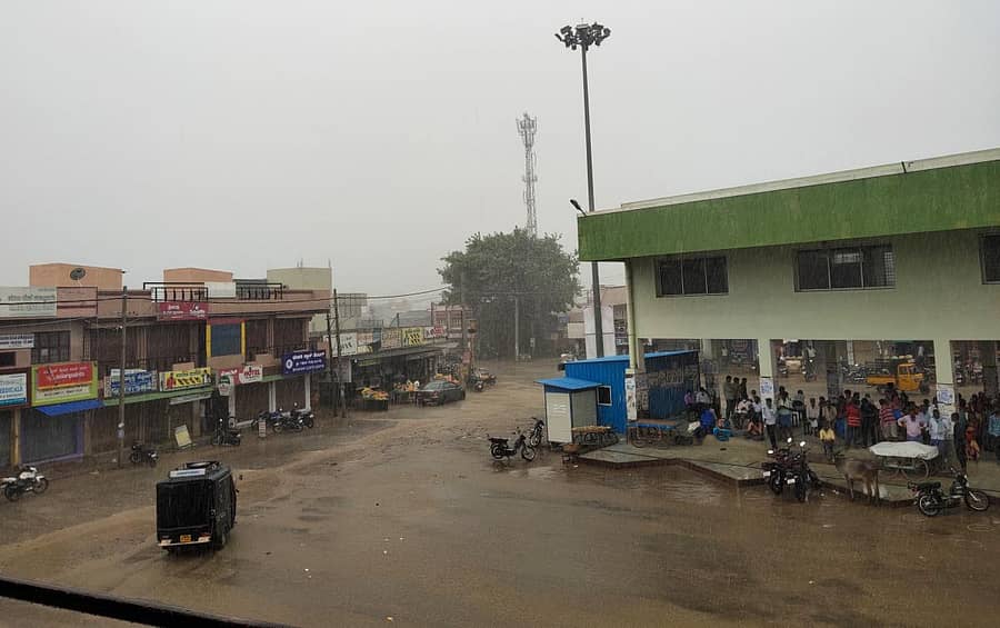 ಹನೂರು ಪಟ್ಟಣದಲ್ಲಿ ಗುರುವಾರ ಮಧ್ಯಾಹ್ನ ಸುರಿದ ಮಳೆಯ ನೋಟ