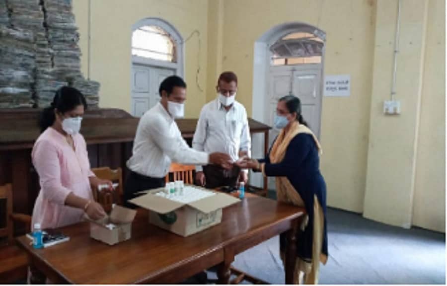 ಆಯುಷ್ ಇಲಾಖೆಯ ಮೈಸೂರಿನ ವೈದ್ಯರಾದ ಡಾ.ರಾಘವೇಂದ್ರ, ಡಾ.ಸ್ವರ್ಣಲತಾ ಅವರು ಜಿಲ್ಲಾ ಆಯುಷ್ ಅಧಿಕಾರಿಗಳಾದ ಡಾ.ಸೀತಾಲಕ್ಷ್ಮೀ ಮಾರ್ಗದರ್ಶನದಲ್ಲಿ ಜಿಲ್ಲಾ ಕೇಂದ್ರ ಗ್ರಂಥಾಲಯಗಳ ಸಿಬ್ಬಂದಿಗೆ ಔಷಧ ವಿತರಿಸಿದರು