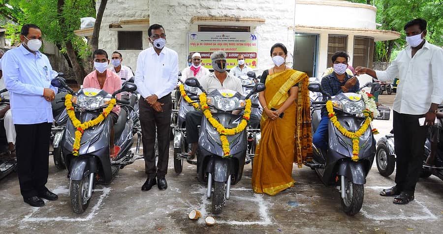 ವಿಜಯಪುರದಲ್ಲಿ ಗುರುವಾರ ನಡೆದ ಕಾರ್ಯಕ್ರಮದಲ್ಲಿ ನಾಗಠಾಣ ಮತಕ್ಷೇತ್ರದ ಶಾಸಕ ದೇವಾನಂದ ಚವ್ಹಾಣ ಅವರು ಅಂಗವಿಕಲರಿಗೆ ಉಚಿತ ಸ್ಕೂಟರ್ಗಳನ್ನು ವಿತರಿಸಿದರು