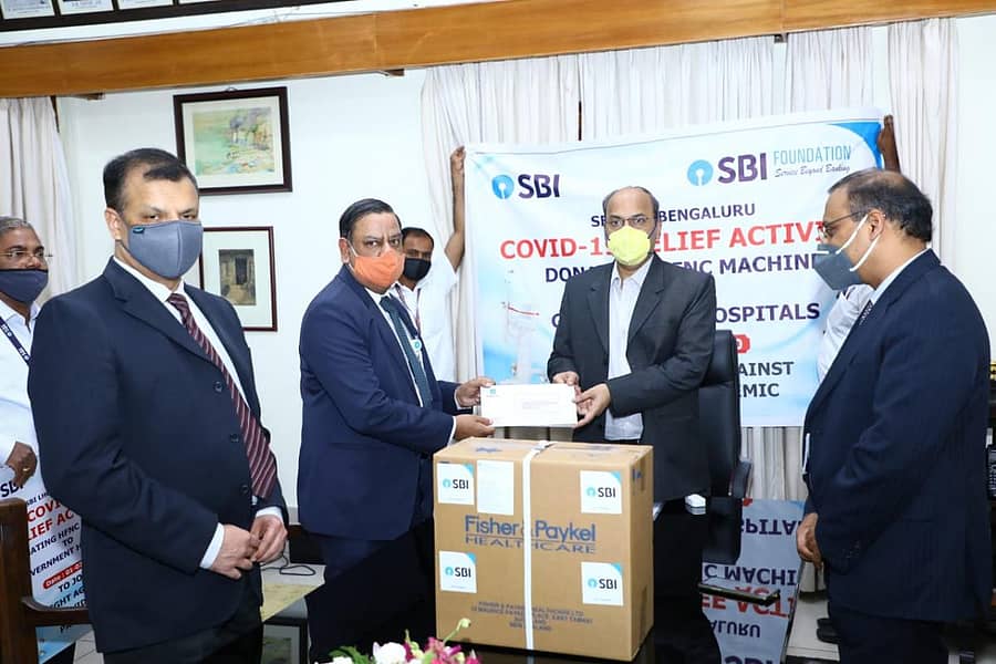 ರಾಜ್ಯ ಸರ್ಕಾರದ ಮುಖ್ಯಕಾರ್ಯದರ್ಶಿ ಟಿ.ಎಂ ವಿಜಯಭಾಸ್ಕರ್ ಅವರಿಗೆ ಎಸ್ಬಿಐನ ಬೆಂಗಳೂರು ವೃತ್ತದ ಚೀಫ್ ಜನರಲ್ ಮ್ಯಾನೇಜರ್ ಅಭಿಜೀತ್ ಮಜುಂದಾರ್ ಅವರು ಕೋವಿಡ್ ಚಿಕಿತ್ಸಾ ಸಾಧನ ಹಸ್ತಾಂತರಿಸಿದರು