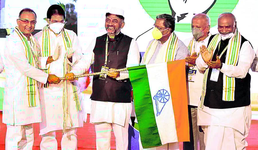 ಬೆಂಗಳೂರಿನಲ್ಲಿ ಗುರುವಾರ ಕೆಪಿಸಿಸಿ ನಿರ್ಗಮಿತ ಅಧ್ಯಕ್ಷ ದಿನೇಶ್ ಗುಂಡೂರಾವ್ ಅವರು ಡಿ.ಕೆ.ಶಿವಕುಮಾರ್ ಅವರಿಗೆ ಪಕ್ಷದ ಧ್ವಜ ನೀಡುವ ಮೂಲಕ ಅಧಿಕಾರ ಹಸ್ತಾಂತರಿಸಿದರು. ಪಕ್ಷದ ರಾಜ್ಯ ಉಸ್ತುವಾರಿ ಕೆ.ಸಿ.ವೇಣುಗೋಪಾಲ್, ವಿಧಾನಸಭೆ ವಿರೋಧ ಪಕ್ಷದ ನಾಯಕ ಸಿದ್ದರಾಮಯ್ಯ, ವಿಧಾನ ಪರಿಷತ್ ವಿರೋಧ ಪಕ್ಷದ ನಾಯಕ ಎಸ್.ಆರ್.ಪಾಟೀಲ, ರಾಜ್ಯಸಭಾ ಸದಸ್ಯ ಮಲ್ಲಿಕಾರ್ಜುನ ಖರ್ಗೆ ಇದ್ದರು –ಪ್ರಜಾವಾಣಿ ಚಿತ್ರ